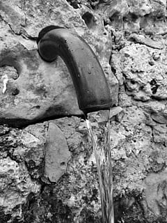 zdroj, voda, Skála, cano, kov, nikdo, pevný, Příroda, rock - objekt, detail, kohoutek, den, tekoucí voda, venku, trubka - trubka, znečištění vody, čistota, špína, odpadních vod, zeď, tekoucí, 4K, CC0, veřejná doména, bez autorských práv