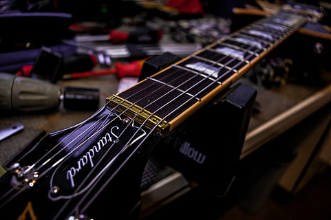 flach, fokus fotografie, schwarz, elektrisch, Gitarrenspindelstock, Gitarre, Werkstatt, Streicher, Gibson, Reparatur, laspaul, Instrument, Musik-, Musikinstrument, keine Leute, drinnen, Nahansicht, Musikinstrumentensaite, Tag, Saiteninstrument, Kunst, Kultur und Unterhaltung, Musikausrüstung, Zeichenfolge, selektiver Fokus, Fokus auf den Vordergrund, Text, Kommunikation, Ausrüstung, elektrische Gitarre, Griffbrett, Stillleben, Blasinstrument, 5K, CC0, gemeinfrei, lizenzfrei