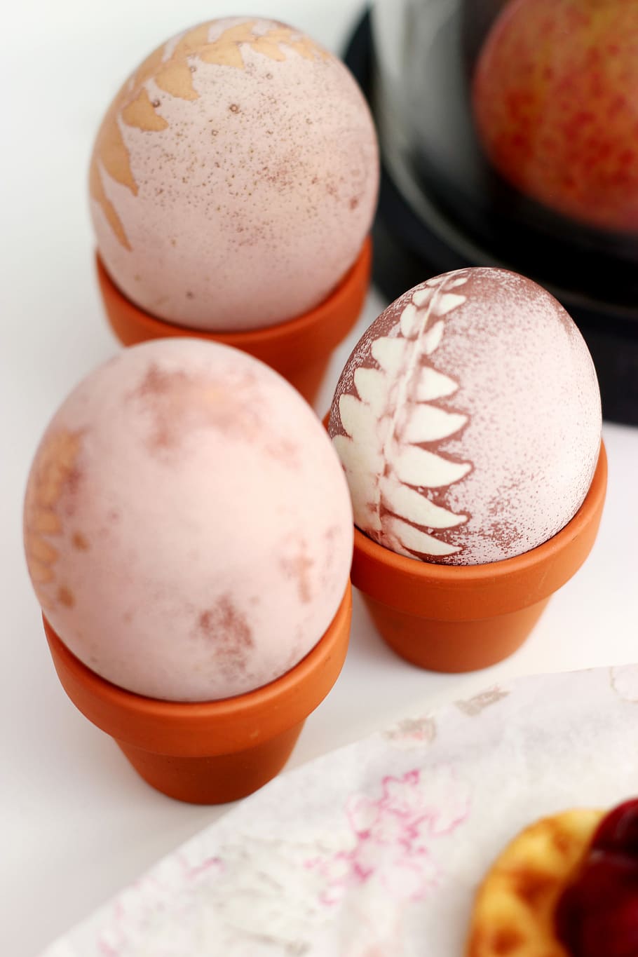 colorare le uova di Pasqua, tre, beige, uova, supporti di plastica, uovo, felce, Pasqua, naturale, pianta, cibo e bevande, cibo, natura morta, nessuno, avvicinamento, in casa, tavolo, freschezza, benessere, mangiare sano, vista dall'alto, contenitore, colore arancione, gruppo di oggetti, concentrarsi sulle conoscenze acquisite, messa a fuoco selettiva, bere, frutta, Marrone, 5K