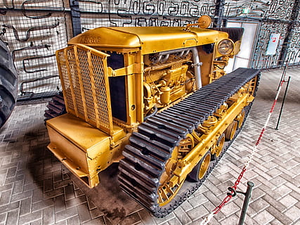 groc, tractor, continu, pista, cletrac, màquina, motor, hdr, pistes, maquinària, vehicle terrestre, transport, equipament, indústria, cap gent, a l'interior, negocis, metall, tecnologia, finances i indústria de les empreses, fàbrica, arquitectura, vista d’angle alt, industria de la construcció, estructura construïda, dia, contenidor, botiga, gran grup d'objectes, economia, acer, equipament industrial, 2K, CC0, domini públic, lliure de regalies