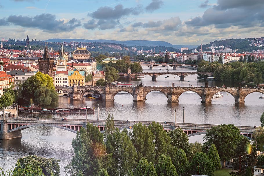 verd, arbre, marró, pont, pont de formigó gris, vista, ciutat, durant el dia, riu, edifici, europa, paisatge urbà, pont - estructura feta per l'home, arquitectura, riu vltava, praga, lloc famós, escena urbana, Florència - Itàlia, història, arno river, República Txeca, catedral, horitzó urbà, panoràmica, ponte vecchio, ciutats capital, cel, connexió, estructura construïda, aigua, exterior de l'edifici, destinacions de viatge, naturalesa, núvol - cel, pont d’arc, arc, transport, planta, cap gent, a l'aire lliure, 4K