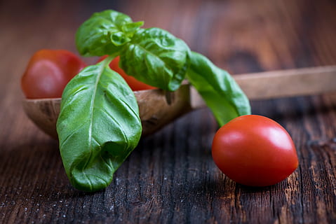 primer pla, fotografia, vermell, tomàquet, marró, fusta, superfície, cullerot, verd, full, alfàbrega, fulla d'alfàbrega, espècia, herbes, menjar, frisch, saludable, nutrició, vegetarià, herbes culinàries, jardí d'herbes, mediterrani, ocimum basilicum, espècies de cuina, clorofil·la, saborós, producte natural, verdures, vitamines, madur, vegà, Salut, nachtschattengewächs, tancar, fotografia alimentària, menjar i beguda, alimentació saludable, frescor, material de fusta, vegetals, benestar, color verd, fruita, part de la planta, taula, herba, cap gent, centrar-se en primer pla, a l'interior, ingredient, gra de fusta, fulles, petit grup d'objectes, 2K, CC0, domini públic, lliure de regalies