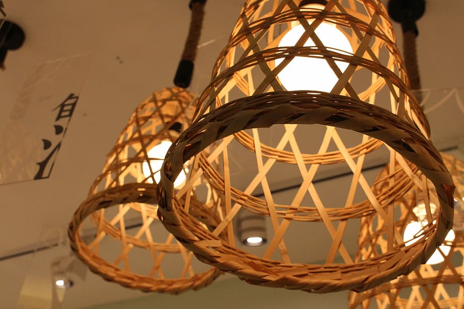 luminária, bambu, simples, esporte, antiquado, ninguém, fechar-se, dentro de casa, indústria cinematográfica, iluminado, equipamento de iluminação, decoração, padronizar, focar em primeiro plano, visão de baixo ângulo, arte e Artesanato, brilhando, desenhar, forma, metal, eletricidade, luz elétrica, suspensão, criatividade, leve, lâmpada elétrica, 2K