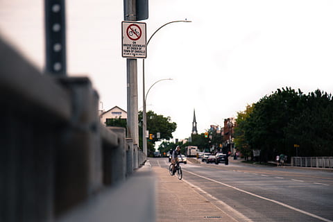 Person, Reiten, Fahrrad, Straße, Fahrzeuge, tagsüber, Weiß, Fahrradbeschilderung, Post, Radfahren, Beschilderung, städtische Szene, Menschen, der Verkehr, Stadt leben, Stadt, draußen, Stadtstraße, Straßenschild, Zeichen, Transport, die Architektur, Baum, Gehen, Himmel, konzentrieren sie sich auf den hintergrund, Gebäudehülle, Symbol, Pflanze, Natur, gebaute Struktur, die Straßenmarkierung, zufällige Menschen, Gruppe von Leuten, Licht, 5K, CC0, gemeinfrei, lizenzfrei
