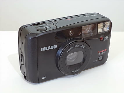 kamera, 35mm, kompakt, teknologi, fotografering temaer, kamera - fotografisk udstyr, sort farve, enkelt objekt, fotografisk udstyr, hvid baggrund, indendørs, moderne, skåret ud, digitalt kamera, tæt på, ingen mennesker, stilleben, objektiv - optisk instrument, studio skud, hvid farve, tekst, nummer, trykknap, elektrisk udstyr, sølvfarvet, 4K, CC0, offentligt domæne, royaltyfrie
