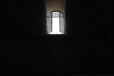 luce, ha aperto, finestra, buio, camera, grigio, acciaio, cancello, vecchio, opinioni, ombre, ombra, struttura, edifici, Istanbul, il dimenticato, rovinare, architettura, sopra, strada, fotografia di strada, rovine, città, viale, nero, in casa, copia spazio, luce alla fine del tunnel, portone, struttura costruita, nessuno, giorno, arco, costruzione, caratteristica della parete, luce del sole, stanza buia, silhouette, natura, storia, assenza, parete, antica civiltà, 4K, CC0, dominio pubblico, privo di copyright