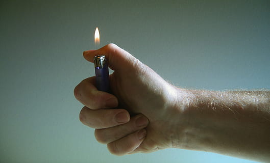 Person, halten, Wegwerf, Hand, leichter, Feuerflamme, Licht, Feuer, Flamme, entzünden, Daumen, menschliche Hand, menschliches Körperteil, Nahansicht, Menschen, Tag, Verbrennung, Feuer - natürliches Phänomen, Studioaufnahme, Körperteil, drinnen, Hitze - Temperatur, Zünden, Erwachsene, farbiger Hintergrund, Gesundheitswesen und Medizin, Kerze, Finger, 2K, CC0, gemeinfrei, lizenzfrei