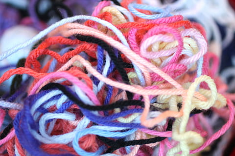 cerca de la foto, hilos de colores surtidos, hilo, colores, enredo, lana, textil, multi color, arte, de cerca, bola de lana, Arte y artesanía, material, modelo, nadie, industria, tejido, color rosa, creatividad, centrarse en primer plano, industria textil, día, rojo, blandura, 4K, CC0, dominio público, libre de derechos