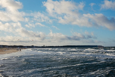 zimne fale morskie, zimno, fale morskie, Natura, morze, fala, plaża, woda, linia brzegowa, niebo, niebieski, surfować, chmura - niebo, na dworze, burza, żadnych ludzi, pejzaż morski, piękno natury, nabrzeże, scenics - natura, ruch, dzień, wylądować, horyzont nad wodą, horyzont, spokój, scena pozamiejska, spokojna scena, 4K, CC0, domena publiczna, darmowe zdjęcia