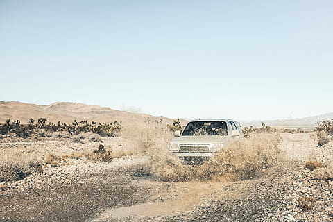 grigio, auto, rurale, strada, spruzzi, acqua, blu, cielo, giorno, cielo blu, 4x4, deserto, fuoristrada, all'aperto, viaggio, veicolo terrestre, terreno estremo, mezzi di trasporto, paesaggio, strada sterrata, avventura, Veicolo di utilità sportivo, viaggio su strada, Paesaggi, modalità di trasporto, guida, natura, posizioni di viaggio, copia spazio, cielo sereno, modo di trasporto, ambiente, veicolo a motore, a distanza, terra, clima, scenics - natura, abbandonato, clima arido, nessuno, semi arido, polvere, 2K, CC0, dominio pubblico, privo di copyright