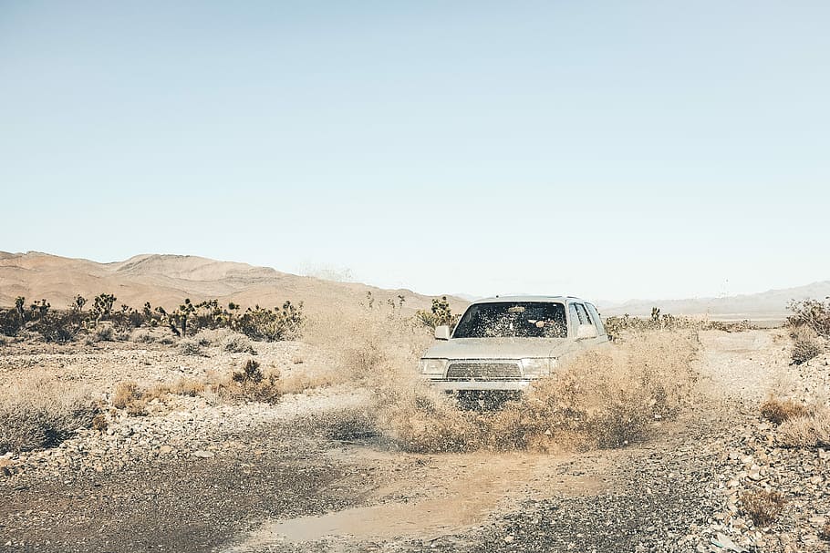 grigio, auto, rurale, strada, spruzzi, acqua, blu, cielo, giorno, cielo blu, 4x4, deserto, fuoristrada, all'aperto, viaggio, veicolo terrestre, terreno estremo, mezzi di trasporto, paesaggio, strada sterrata, avventura, Veicolo di utilità sportivo, viaggio su strada, Paesaggi, modalità di trasporto, guida, natura, posizioni di viaggio, copia spazio, cielo sereno, modo di trasporto, ambiente, veicolo a motore, a distanza, terra, clima, scenics - natura, abbandonato, clima arido, nessuno, semi arido, polvere, 2K