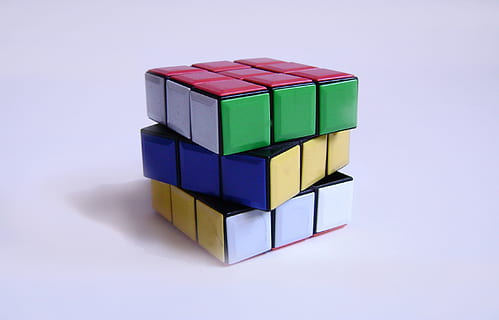 3 x 3 rubiki, sześcian, biały, powierzchnia, rubik, zabarwienie, wielobarwne, studio strzał, kształt geometryczny, zabawka, wewnątrz, kształt, blok, kształt kostki, niebieski, blok zabawek, kształt bloku, kreatywność, stos, wybór, pojedynczy obiekt, żadnych ludzi, zmiana, z rzędu, saldo, fioletowy, 2K, CC0, domena publiczna, darmowe zdjęcia