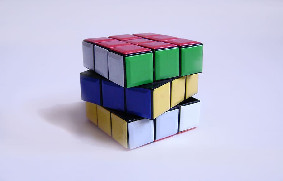 3 x 3 rubiki, sześcian, biały, powierzchnia, rubik, zabarwienie, wielobarwne, studio strzał, kształt geometryczny, zabawka, wewnątrz, kształt, blok, kształt kostki, niebieski, blok zabawek, kształt bloku, kreatywność, stos, wybór, pojedynczy obiekt, żadnych ludzi, zmiana, z rzędu, saldo, fioletowy, 2K