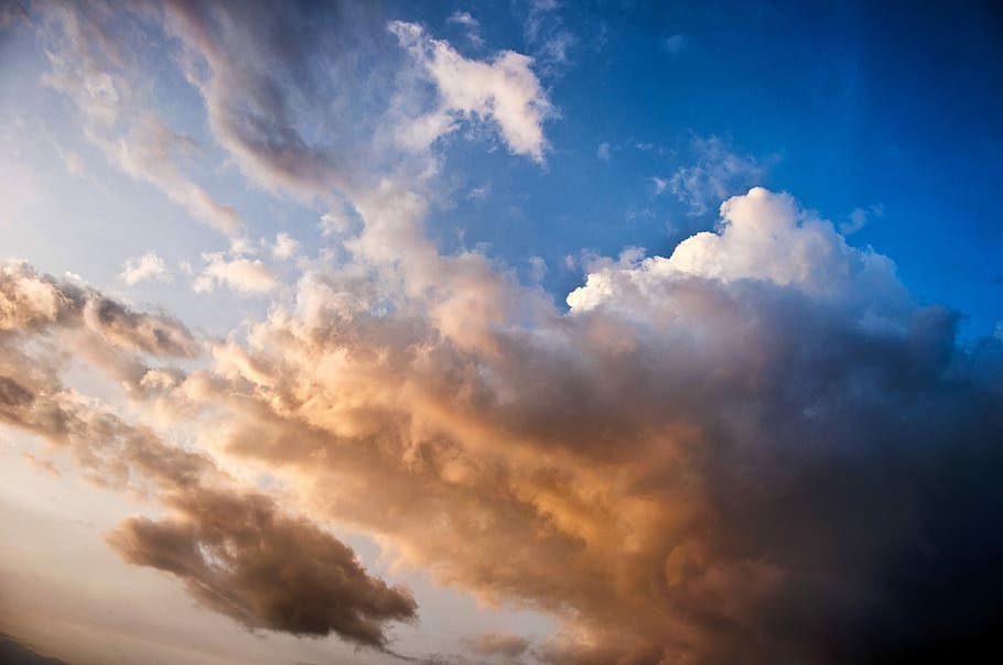 estratocumulus núvols, durant el dia, stratocumulus, núvols, núvol, cel, blau, estiu, llum solar, temps, assolellat, dom, atmosfera, brillant, vista, dia, escènic, estratosfera, Cúmulus, pau, pur, ozó, oxigen, vibrant, la llum del dia, festa, celestial, espai, natural, cloudscape, tranquil, naturalesa, llum, blanc, alt, ennuvolat, aire, sol, medi ambient, clima, núvol - cel, fons, cel dramàtic, bellesa a la natura, escenics - natura, tranquil·litat, cap gent, idíl·lic, posta de sol, escena tranquil·la, vista d’angle baix, a l'aire lliure, vent, resum, meteorologia, fons abstractes, 4K