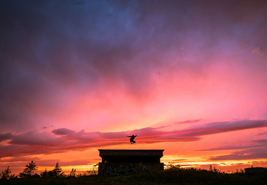 silhuet fotografi, mand, hoppe, bygning, silhuet, person, udendørs, Sky, himmel, solnedgang, tusmørke, sky - himmel, orange farve, arkitektur, skønhed i naturen, natur, dramatisk himmel, scenics - natur, mennesker, ro, bygget struktur, rejsemål, skumring, bygning udvendig, religion, romantisk himmel, lilla, 4K