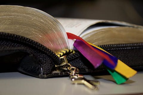 bøn, skriften, bibel, Breviaret, vers, indendørs, Bestil, studio skud, ingen mennesker, offentliggørelse, tæt på, selektiv fokusering, mode, tekstil, åben, stilleben, papir, saks, fortiden, multi farvet, smykker, fokus på forgrunden, historie, kreativitet, læder, personlige tilbehør, 5K, CC0, offentligt domæne, royaltyfrie
