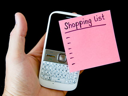 persona, manté, blanc, telèfon QWERTY, rosa, enganxós, nota, mà, mòbil, llista, ambaixada, missatge, llista de la compra, mà humana, part del cos humà, celebració, una persona, dit, comunicació, paper, dit humà, fons negre, part del cos, negocis, primer pla, text, tir de l'estudi, tecnologia, bolígraf, a l'interior, nota adhesiva, bloc de notes, 5K, CC0, domini públic, lliure de regalies