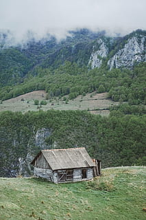 gris, concret, casa, penya-segat, muntanya, muntanya alta, núvol, paisatge, naturalesa, vall, verd, herba, arbres, bosc, refugi, escena rural, planta, arbre, cap gent, terra, arquitectura, color verd, escenics - natura, estructura construïda, dia, bellesa a la natura, tranquil·litat, escena tranquil·la, exterior de l'edifici, creixement, medi ambient, a l'aire lliure, 4K, CC0, domini públic, lliure de regalies