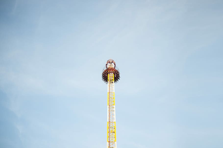 gul, hvid, drop karneval, ride, forlystelsespark, klar, himmel, tårn, arkitektur, Sky, ensomhed, ensomme, udenfor sæsonen, truss, blå, top, høj, lav vinkel visning, dag, natur, kunstkultur og underholdning, ingen mennesker, udendørs, kopiere plads, høj - høj, bygget struktur, sky - himmel, forlystelsespark tur, meddelelse, solrig, sjovt, fest, festival, 4K