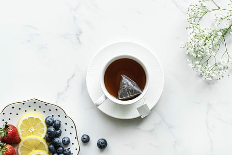 blanc, ceràmica, tassa, taula, te, flatlay, fruita, flor, beguda calenta, refrescant, orgànic, textura, espai de disseny, begudes, fons, còpia espai, trencar, cervesa, earl grey, beure, pis pla, gaudint, menjar i beguda, menjar, alimentació saludable, frescor, refresc, benestar, cítrics, fruites de baies, planta amb flors, cap gent, a l'interior, planta, natura morta, directament a sobre, menjar dolç, vaixella, berenar, 1080P, CC0, domini públic, lliure de regalies