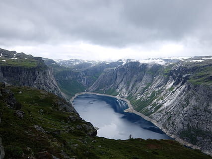 sø, omgive, bjerge, hvid, himmel, fugl, øjenblik, berolige, krop af vand, ind i mellem, bjergkæde, forplumret, dagtimerne, natur, bjerg, landskab, scenics, vand, udendørs, flod, grøn farve, sky - himmel, miljø, scenics - natur, skønhed i naturen, klippe, tåge, rock-objekt, jord, solid, ikke-urbane scene, klint, overskyet, ingen mennesker, magt i naturen, 4K, CC0, offentligt domæne, royaltyfrie