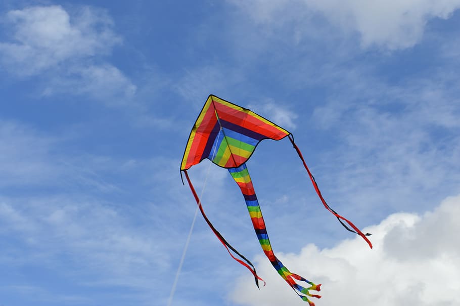 verde, arancia, blu, aquilone, cielo, multicolore, Inquadratura dal basso, nuvola - cielo, natura, vento, volante, giorno, ambiente, aquilone - giocattolo, nessuno, mezz'aria, all'aperto, bandiera, luce del sole, movimento, polo, variazione, 5K