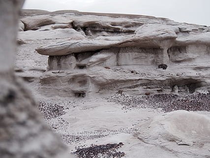 gris, formes rocoses, durant el dia, primer pla, foto, roca grisa, monument, pedra, rock, rock - object, naturalesa, pedra - objecte, a l'aire lliure, cap gent, aigua, platja, dia, sòlid, art i artesania, tranquil·litat, escultura, geologia, destinacions de viatge, creativitat, representació, formació de roca, història, geografia física, terra, escena no urbana, el passat, 4K, CC0, domini públic, lliure de regalies