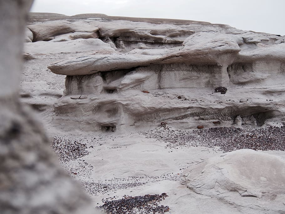 gris, formes rocoses, durant el dia, primer pla, foto, roca grisa, monument, pedra, rock, rock - object, naturalesa, pedra - objecte, a l'aire lliure, cap gent, aigua, platja, dia, sòlid, art i artesania, tranquil·litat, escultura, geologia, destinacions de viatge, creativitat, representació, formació de roca, història, geografia física, terra, escena no urbana, el passat, 4K