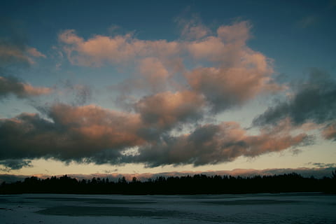 luonnonkaunis, näkymä, pilvinen, taivas, iltarusko, taustavalaistu, pilviä, valjeta, hämärä, ympäristö, järvi, maisema, luonto, ulkona, siluetti, auringonlasku, Puut, vesi, sää, pilvi - taivas, kauneus luonnossa, maisemat - luonto, rauhallinen kohtaus, tyyneys, puu, ei-kaupunkikuvia, ei ihmisiä, kylmä lämpötila, kasvi, idyllinen, talvi-, oranssi väri, metsä, 5K, CC0, public domain, rojaltivapaa