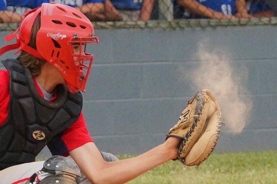 baseball, catturare, giocare, estate, giorno, una persona, sport, all'aperto, abbigliamento sportivo, casco, persone reali, concentrarsi sulle conoscenze acquisite, detenzione, sicurezza, capi di abbigliamento, stili di vita, protezione, attività di svago, natura, copricapo, persone accessorie, donne, luce del sole, 1080P