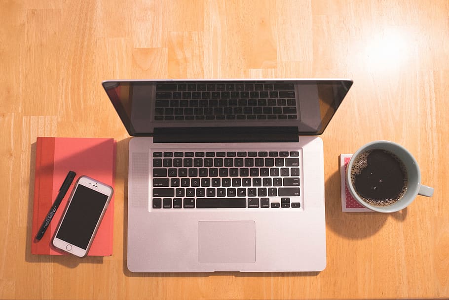 macbook, pro, vedle, bílý, keramický, džbánek, stříbrný iphone 6, notebook, pero, telefon, počítač, laptop, prohlížeče, káva, studie, podnikání, práce, bezdrátové technologie, technologie, spojení, sdělení, stůl, dřevo - materiál, přenosné informační zařízení, počítačové vybavení, nikdo, přenosnost, Internet, počítačový monitor, uvnitř, chytrý telefon, počítačová klávesnice, počítačová síť, napít se, klávesnice, dřevo, klíč počítače, 5K