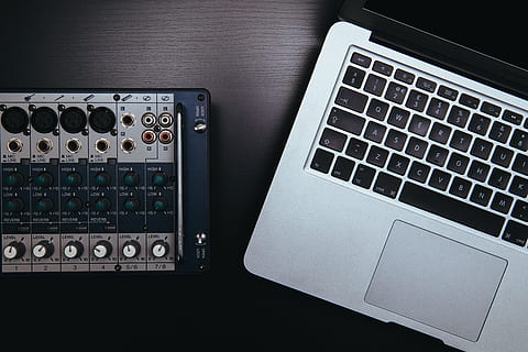 término análogo, manzana, audio, computadora, digital, Disc jockey, DJ, ordenador portátil, Macbook Pro, música, cuaderno, grabación, sonar, tecnología, teclado, equipo, tecnología inalámbrica, comunicación, equipo de computadora, conexión, adentro, dispositivo de información portátil, nadie, directamente arriba, vista de alto ángulo, mesa, de cerca, Internet, color plateado, naturaleza muerta, complejidad, 5K, CC0, dominio público, libre de derechos