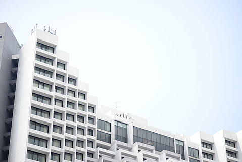 bajo, fotografía de ángulo, blanco, hormigón, edificio, foto en angulo, gris, cielo, tiempo de día, ventana, arquitectura, edificio complejo, resumen, diseño, repetición, estructura construida, exterior del edificio, vista de ángulo bajo, cielo limpio, día, nadie, naturaleza, ciudad, copia espacio, oficina, al aire libre, Distrito residencial, moderno, el color blanco, apartamento, luz del sol, edificio de oficinas exterior, 5K, CC0, dominio público, libre de derechos