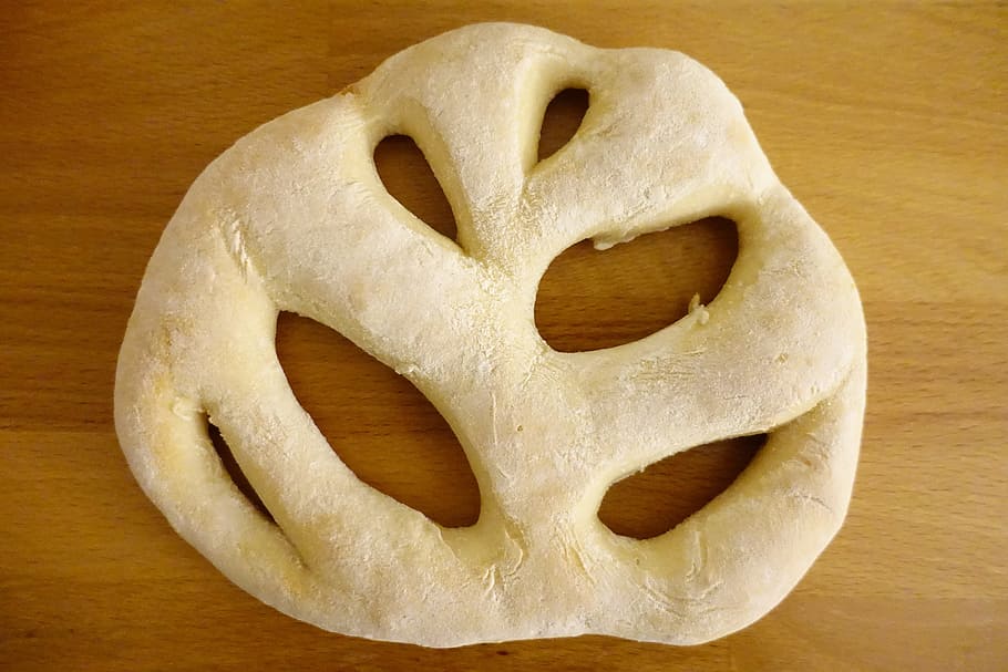 brød, fladt brød, bage, mad, mad og drikke, tæt på, sødt mad, bagt, friskhed, ingen mennesker, indendørs, enkelt objekt, stilleben, cookie, bord, snack, fest, ferie, høj vinkel visning, form, bagt konditorivarer, fristelse, 5K