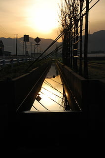 asahi, odbicie, lustro, zachód słońca, na dworze, niebo, Natura, architektura, żadnych ludzi, sylwetka, kolor pomarańczowy, Transport kolejowy, woda, tor, słońce, zbudowana struktura, transport, tory kolejowe, połączenie, drzewo, światło słoneczne, spokój, 2K, CC0, domena publiczna, darmowe zdjęcia