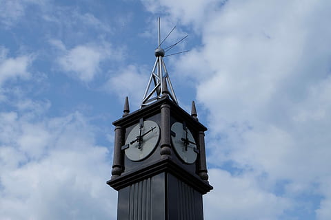 l'horloge, temps, ciel, architecture, cadran, faible angle de vue, nuage - ciel, structure construite, extérieur du bâtiment, personne, journée, bâtiment, la nature, la tour, tour de l'horloge, section haute, conservation de l'environnement, énergie renouvelable, production de carburant et d'électricité, en plein air, énergie alternative, grande aiguille, cadran d'horloge, 4K, CC0, domaine public, libre de droits