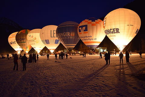 horizontal, Himmel, Mensch, Ballon, Winter, Licht, Allgäu, Ballonglühen, aus, Nacht-, Flamme, brennen, Heißluftballon, Ballonfahren, Feuer, Veranstaltung, Badhindelang, Ballonhülle, Gasflamme, Gruppe von Leuten, echte Menschen, Menge, große gruppe von menschen, die Architektur, Gebäudehülle, gebaute Struktur, Stadt, Natur, Männer, beleuchtet, Freizeitbeschäftigung, Frau, Erwachsene, Lebensstile, draußen, Laterne, 5K, CC0, gemeinfrei, lizenzfrei