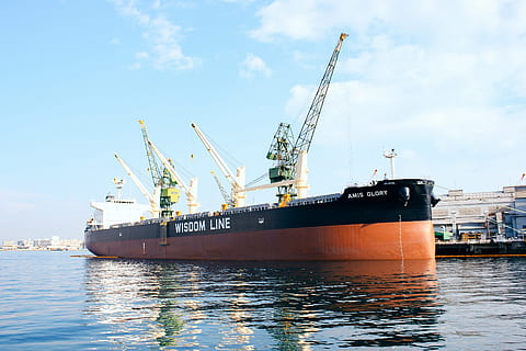 fragtskib, industri, havn, godstransport, kommerciel dock, nautiske fartøj, transportmidler, kran - entreprenørmaskiner, Forsendelse, last container, industrielt skib, hav, forretning, container skib, mole, skib, transportform, skibsværft, udstyr, vand, himmel, havnefronten, sky - himmel, ingen mennesker, maskineri, udendørs, 4K, CC0, offentligt domæne, royaltyfrie