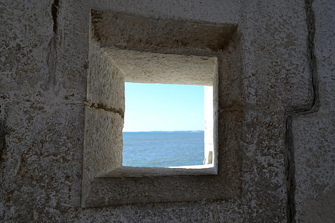 fereastră, stonework, solid, arhitectură, piatră, moștenire, perete de piatra, material, textură, piatră de fundal, suprafaţă, stare brută, vechi, stâncă, bloc, mare, cer, construită, nici o persoana, zi, montare pe perete, natură, abandonat, în interior, apă, gaură, dreptunghi, pedeapsă, geometrică, perete, formă, orizontul peste apă, 2K, CC0, domeniu public, fără drepturi de autor