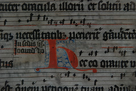 manuscrit, il·luminació, il·luminat, manuscrit, il·luminació, llibre, cal·ligrafia, medieval, religió, les lletres, antiguitat, vermell, fons, marc complet, a l'interior, cap gent, primer pla, text, arquitectura, comunicació, funció de construcció de parets, guió occidental, estructura construïda, graffiti, pintura, a l'aire lliure, informació, el passat, art i artesania, paper, signe, missatge, 4K, CC0, domini públic, lliure de regalies