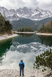 avontuur, wolken, koude, daglicht, mist, Bos, hoog, hoge hoek schot, hike, wandelaar, meer, lakeside, landschap, man, berg-, bergmeer, bergtop, natuur, buitenshuis, persoon, reflectie, rots, toneel-, sneeuw, toerisme, reizen, bomen, vallei, water, hout, mensen, wandelen, schoonheid in de natuur, scenics - natuur, echte mensen, een persoon, vrijetijdsbesteding, niet-stedelijke scène, levensstijlen, bergketen, rustige scène, idyllisch, dag, kalmte, boom, staand, 5K, CC0, publiek domein, royaltyvrij