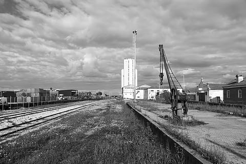 treno, stazione, gru, piattaforma, Elvas, alentejo, Portogallo, carro, silo, b w, architettura, struttura costruita, nuvola - cielo, cielo, esterno dell'edificio, industria, natura, costruzione, mezzi di trasporto, nessuno, giorno, città, macchinario, fabbrica, industria di costruzioni, traccia, all'aperto, trasporto ferroviario, ferrovia, 4K, CC0, dominio pubblico, privo di copyright