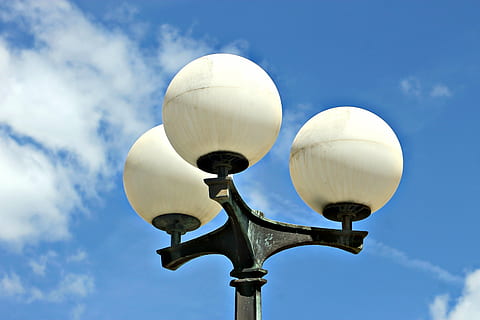himmel, moln, lampa, belysning, offentlig belysning, tre, mysigt, humör, sommar, ljus, molnigt himmel, moln - himmel, lågvinkelvy, natur, inget folk, blå, dag, utomhus, i luften, flygande, kommunikation, arkitektur, grupp av objekt, byggd struktur, sändningar, teknologi, clouds, högtalare, gata, gatubelysning, 4K, CC0, offentligt domän, royaltyfria