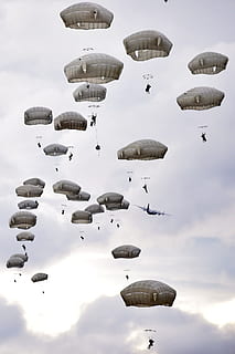 personas parapente, paracaídas, formación, paracaidismo, saltando, militar, aerotransportado, avión, paracaidistas, americano, cielo, efectivo, flotante, aire, pabellón, saltador, volador, vista de ángulo bajo, Deportes extremos, nube - cielo, transporte, aventuras, día, naturaleza, vehículo aéreo, Ejército, gran grupo de objetos, deporte, fuerzas Armadas, modo de transporte, al aire libre, gente, gobierno, 1080P, CC0, dominio público, libre de derechos