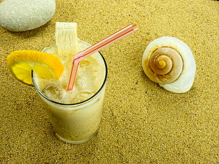 zand, strand, schelp, natuur, zomer, achtergrond, kaart, wenskaart, ansichtkaart, vakantie, herstel, zee, liefde, hart-, slak, cocktail, drinken, verfrissing, glas, rietje, gemengde drank, dieren schaal, geen mensen, detailopname, één dier, geel, dierlijke thema's, dag, buitenshuis, eten en drinken, voedsel, stilleven, hoge hoekmening, versheid, drinkglas, fruit, binnenshuis, zoet eten, zoet, verleiding, 4K, CC0, publiek domein, royaltyvrij