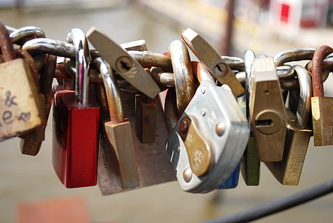 selective, focus photography, love padlocks, locks, padlock, key, lock, security, protection, safety, safe, protect, secure, privacy, guard, hanging, love, love lock, hope - concept, large group of objects, metal, close-up, positive emotion, focus on foreground, no people, variation, choice, abundance, luck, outdoors, 4K, CC0, public domain, royalty free