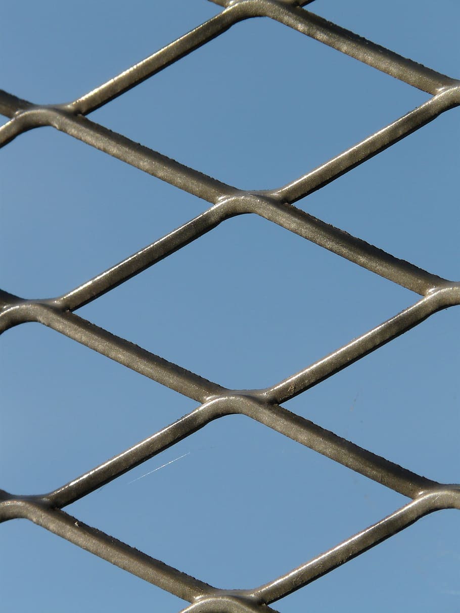 hegn, Port, gitter, barer, metal, wire, metal, tråd, styrke, sikkerhed, mønster, mulighed, himmel, barriere, skyfri himmel, dag, ingen mennesker, beskyttelse, lav vinkel visning, grænse, blå, chainlink hegn, natur, tæt på, udendørs, baggrunde, sollys, 2K