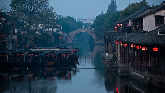 bote, cuerpo, agua, puente, arquitectura, edificio, infraestructura, canal, flotante, cabaña, linterna, callejón, lugar turístico, río, culturas, viaje, lugar famoso, puente - estructura hecha por el hombre, destinos de viaje, estructura construida, exterior del edificio, reflexión, transporte, naturaleza, frente al mar, iluminado, conexión, modo de transporte, barco náutico, ciudad, equipo de iluminación, nadie, arco, al aire libre, puente de arco, embarcaciones de pasajeros, 4K