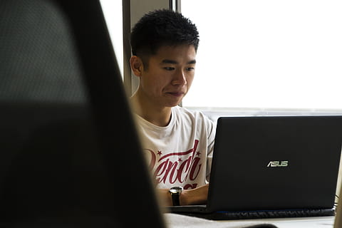 desenvolvedor no trabalho, homem usando laptop, desenvolvedor, trabalhos, computador portátil, computador, pessoa, asiático, pessoas, tecnologia, trabalhando, homens, uma pessoa, dentro de casa, tecnologia sem fio, machos, Internet, Aprendendo, o negócio, adulto, sentado, concentração, estilos de vida, olhando, Educação, usando laptop, conexão, comunicação, atividade de lazer, roupa casual, vista frontal, rede de computadores, retrato, pessoas reais, adulto jovem, surfando na internet, 4K, CC0, domínio público, royalty free