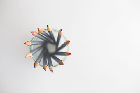 topo, Visão, colori, lápis, giz de cera, desenhando, pintura, tiro do estúdio, fundo branco, dentro de casa, copie o espaço, ninguém, multi colorido, Cortar fora, fechar-se, grande grupo de objetos, grupo de objetos, ainda vida, precisão, variação, visão de alto ângulo, simplicidade, criatividade, escolha, fundo colorido, ordem, 5K, CC0, domínio público, royalty free